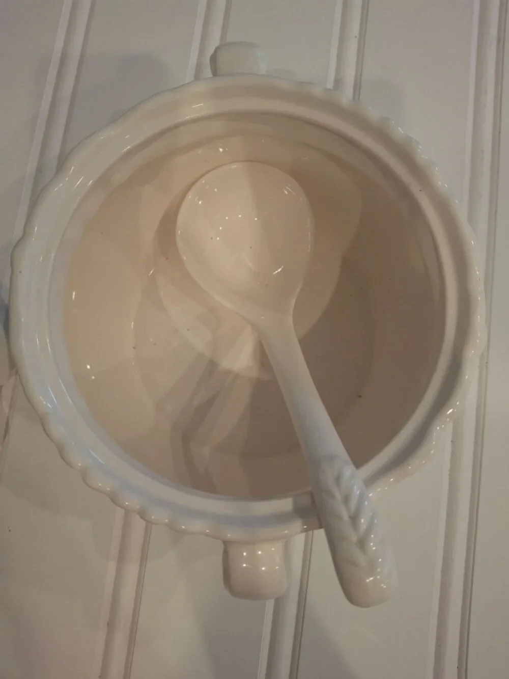 N/A features	lid item white